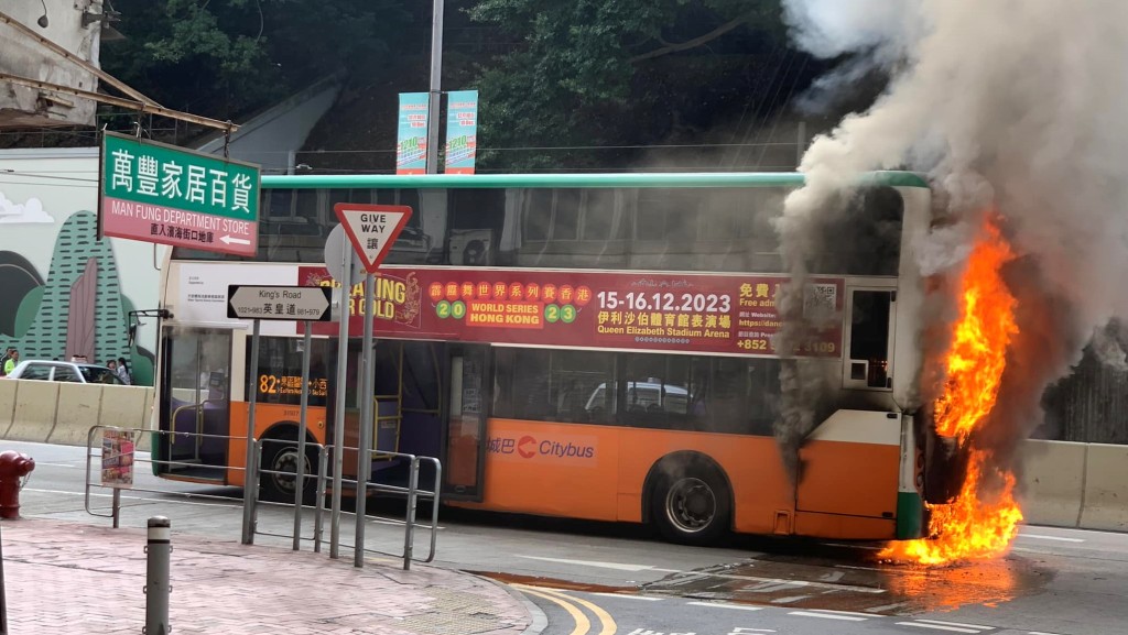城巴起火焚烧。香港突发事故报料区  FS Chan Edmond