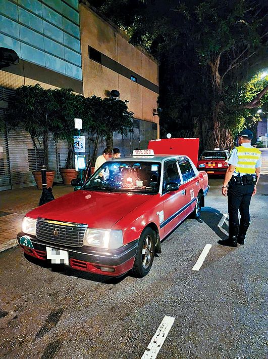警方在中區打擊「黑的」,62歲男司機涉「3宗罪」被捕。