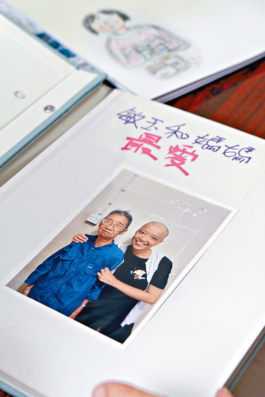 敏玉與媽媽製作相簿,紀錄快樂時光。 敏玉與媽媽製作相簿,紀錄快樂時光。