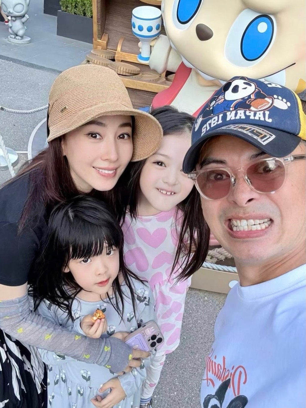 賈曉晨一家四口合照,樊少皇頓成大配角。 賈曉晨一家四口合照,樊少皇頓成大配角。