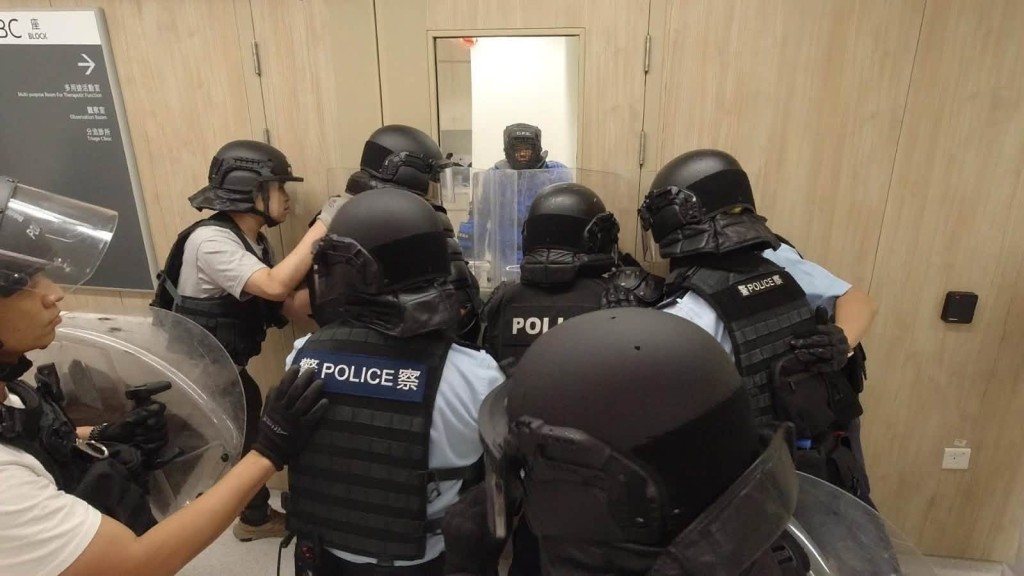 演習模擬應對一名有暴力傾向的精神紊亂人士。FB:香港警察 演習模擬應對一名有暴力傾向的精神紊亂人士。FB:香港警察