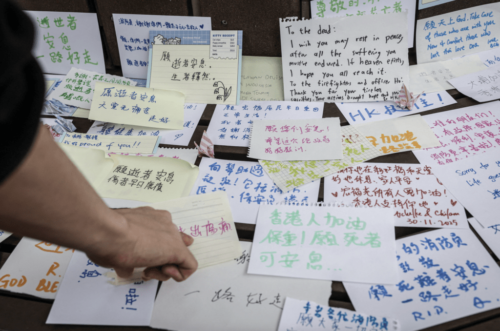 香港市民紛紛到場悼念死難者。路透社 香港市民紛紛到場悼念死難者。路透社