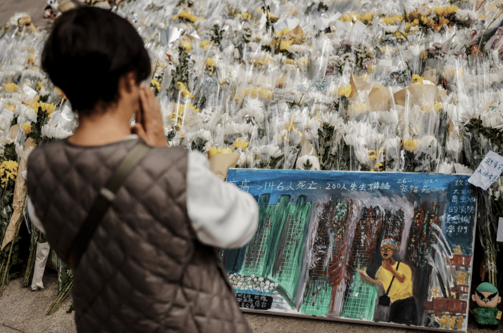 黃伯在火場外情緒崩潰痛哭的畫面,令人心碎。路透社 黃伯在火場外情緒崩潰痛哭的畫面,令人心碎。路透社