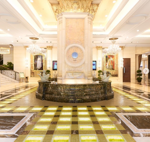 該酒店內一幅名為「黃金大道」的地板，據報以78塊總重量78公斤瑞士999.9千足純金鋪砌而成，每塊金磚均持有獨立編號而聞名。