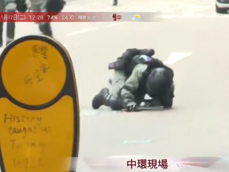有防暴警追截期間跌倒。港台圖片