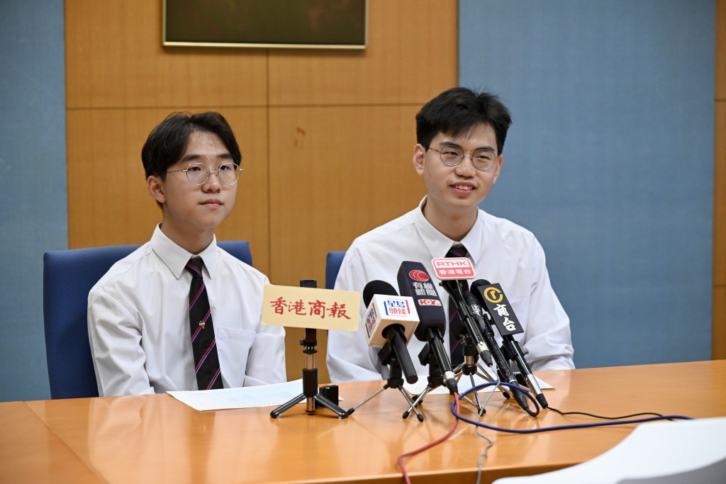 喇沙書院超級狀元許樂(左)、狀元莊梓謙(右)。劉駿軒攝 喇沙書院超級狀元許樂(左)、狀元莊梓謙(右)。劉駿軒攝