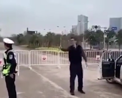 一輛印有海關標識的汽車試圖強行通過被攔住」。網圖