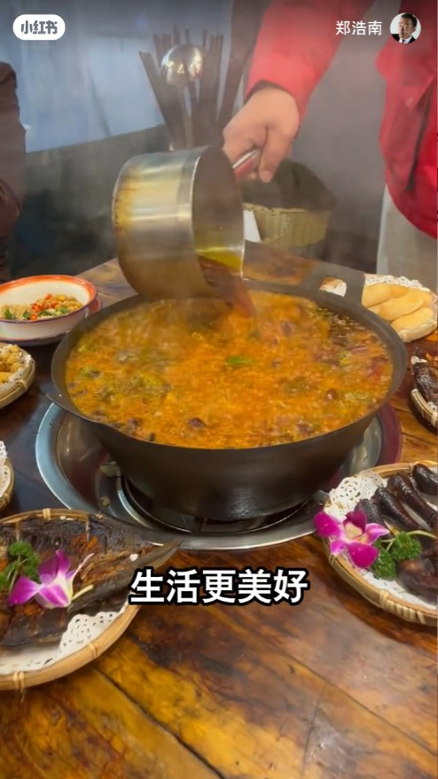 食物烫熟后，店员再将混有大量辣椒的滚油倒进火锅。