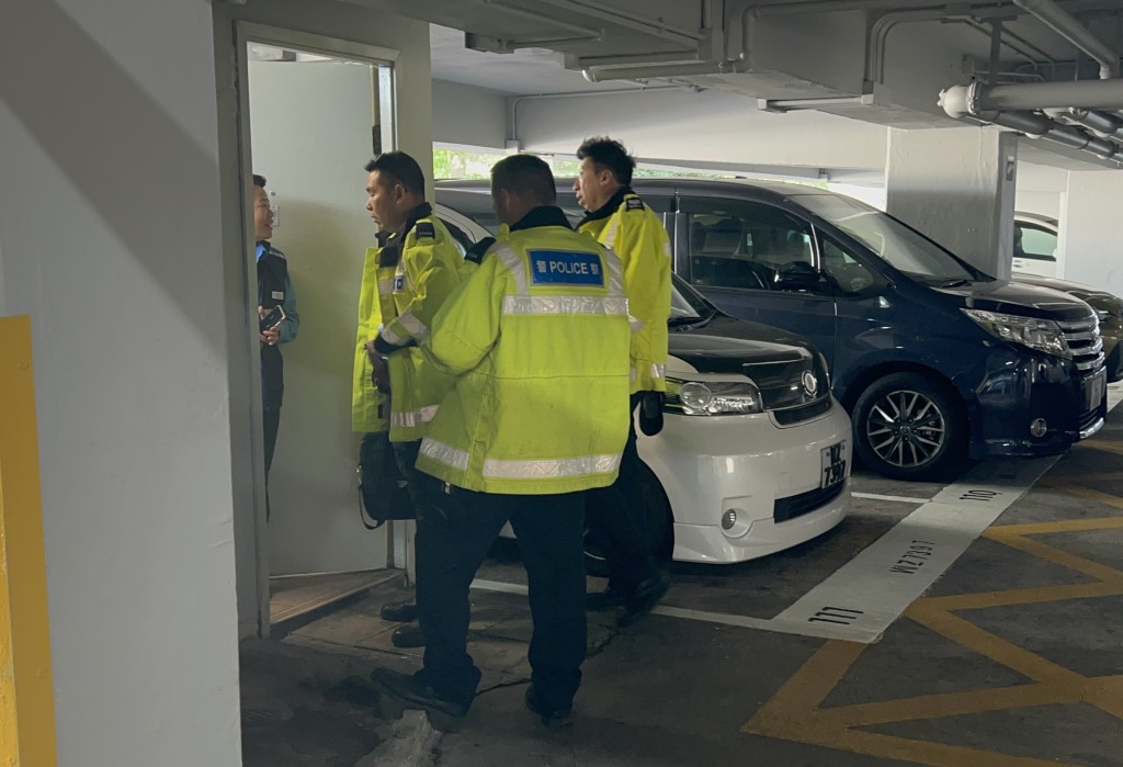 警員到附近停車場翻看閉路電視記錄。林思明攝