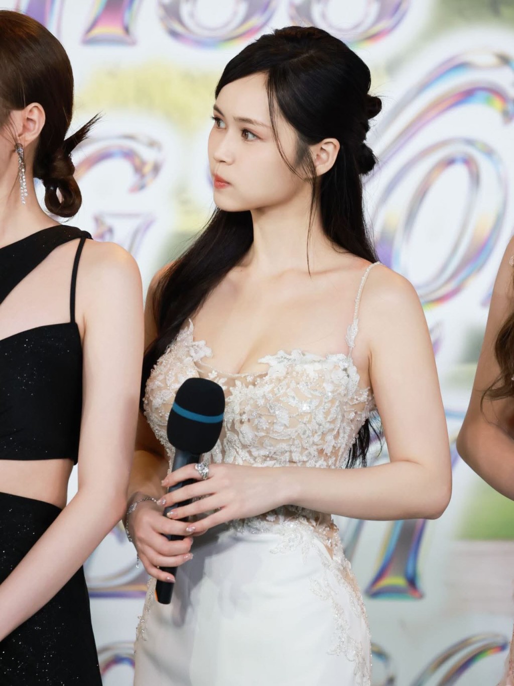 梁超怡舉手投足散發成熟女人味。 梁超怡舉手投足散發成熟女人味。