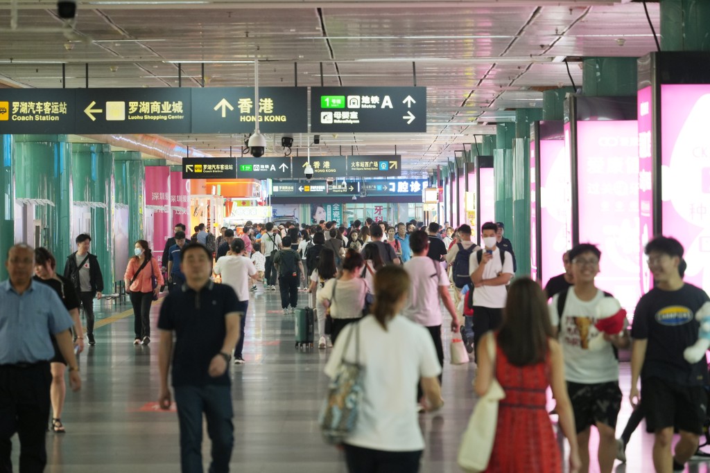 近年，每逢假日大批香港市民習慣北上深圳食買玩，不過日前有網民於社交平台發文，對於港人近日熱衷經皇崗口岸北上消費的行為感到大惑不解，更點出部分深圳店舖實為港資，以此質疑港人北上的意義。