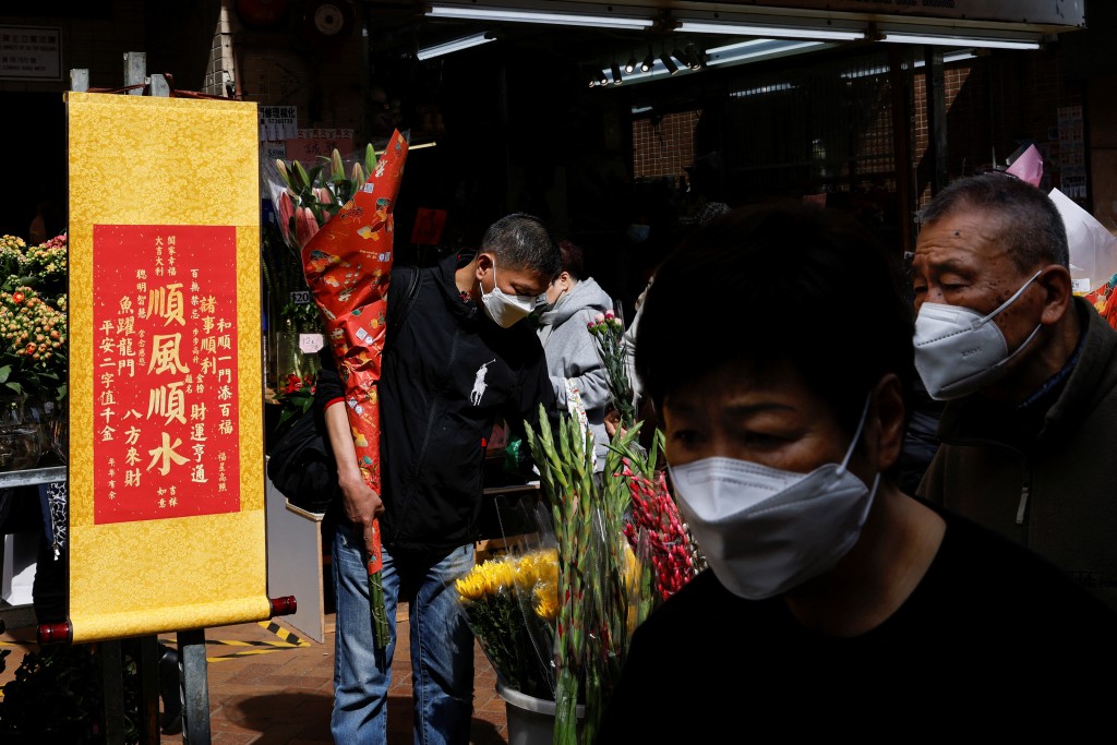 政府三年前要求香港市民外出時必須戴口罩。