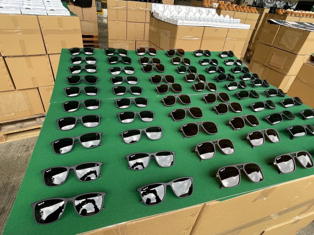海關農曆新年前檢9萬件懷疑冒牌貨，包括假冒名牌太陽眼鏡。