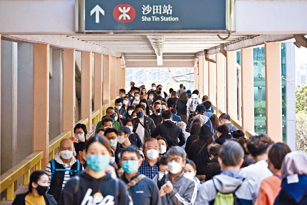 第五波疫情持續有紓緩迹象，昨周日各區又見「人山人海」。
