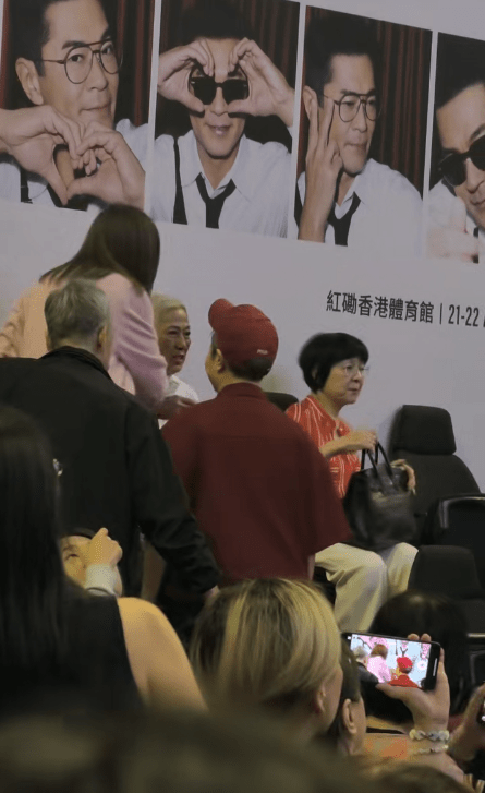 佘詩曼同古天樂媽媽中間隔着佘媽。