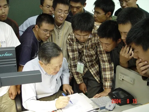 2004年秋楊振寧與清華大學物理系大一新生在課間交流。 2004年秋楊振寧與清華大學物理系大一新生在課間交流。