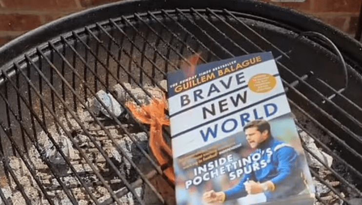 一位熱刺球迷對普捷天奴上任車路士領隊反應激烈，將一本名為《Brave New World》的書放上BBQ爐。網上圖片