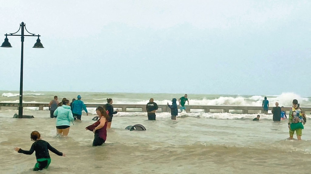 飓风「伊恩」逼近佛州，居民在基韦斯特码头观浪。