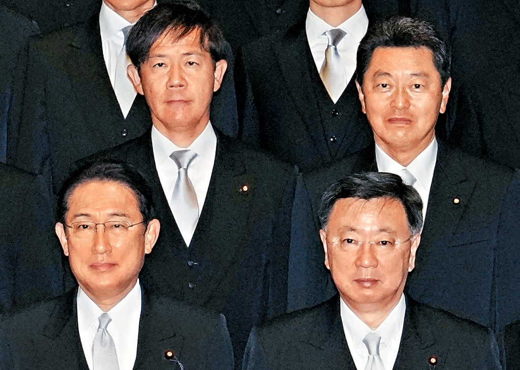 池田佳隆(右上)2021年宣誓就任文部科學副大臣後,與岸田文雄(左下)等人合照。