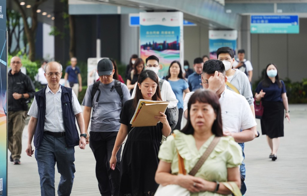 政府公務員職位長期有空缺。