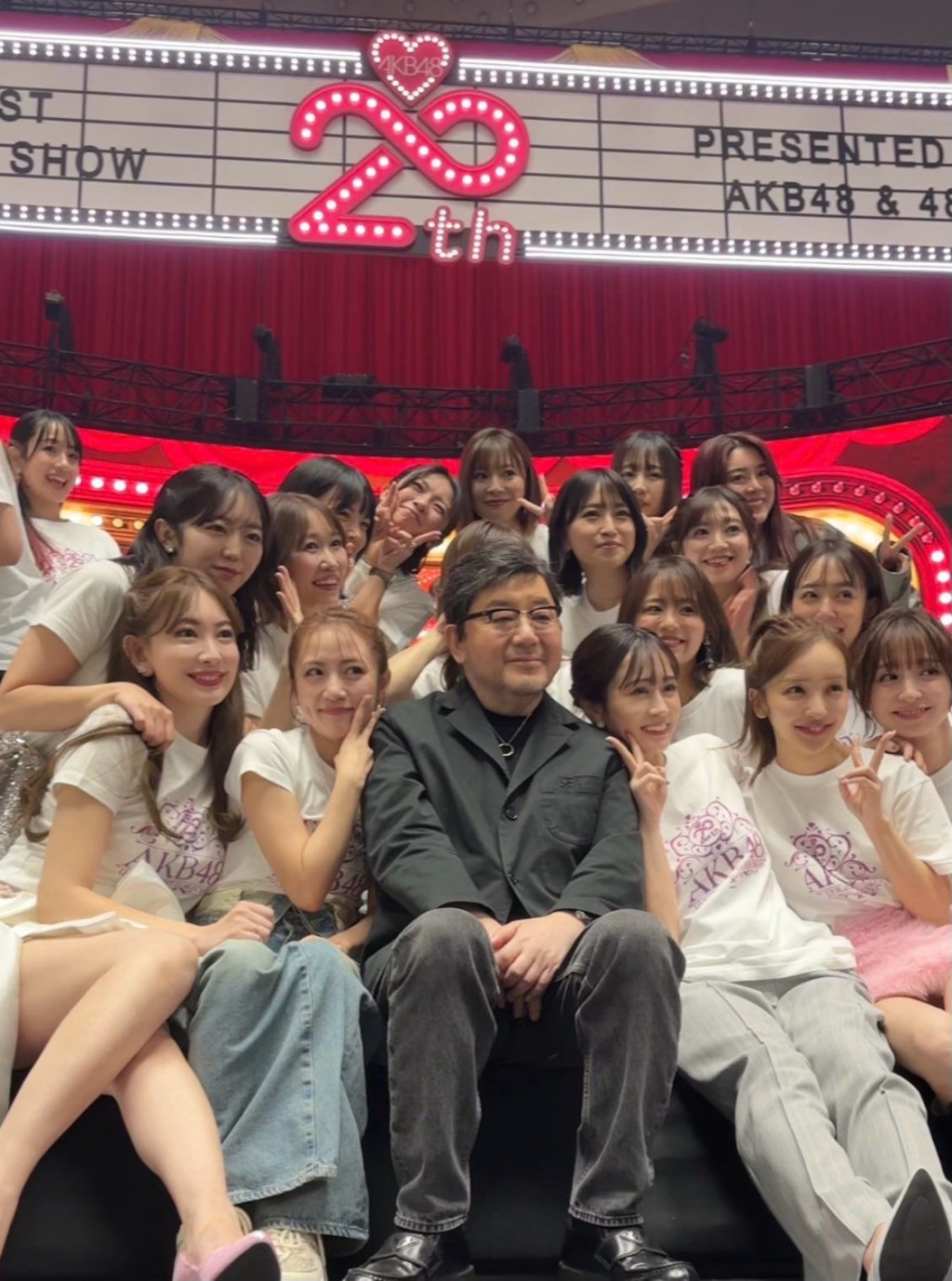 秋元康亦現身20周年演唱會,與AKB新舊成員合照。 秋元康亦現身20周年演唱會,與AKB新舊成員合照。