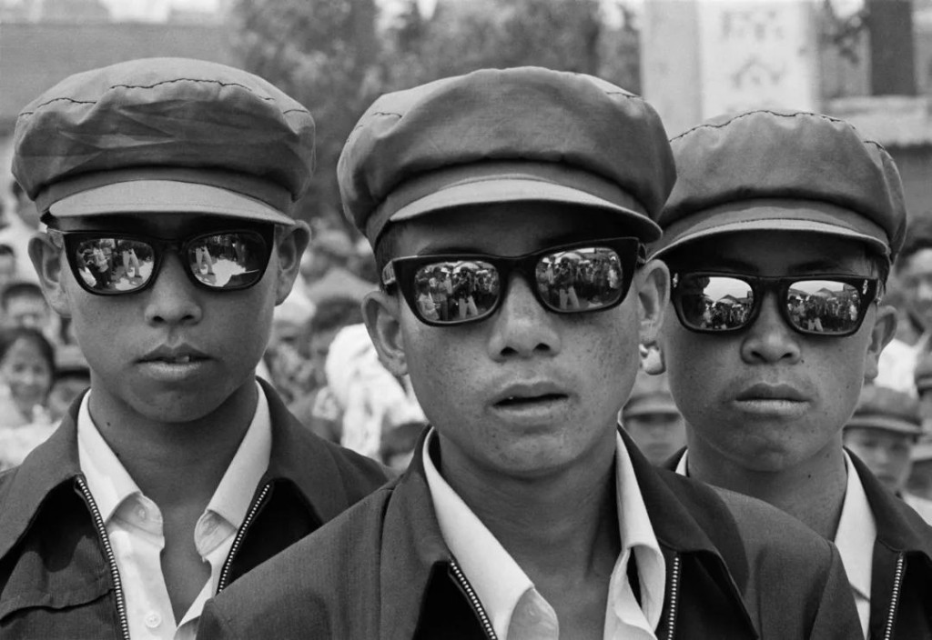 1980年，作者在雲南省西雙版納拍下三個時尚年輕人，成為本書的封面相。 （黑白圖片）