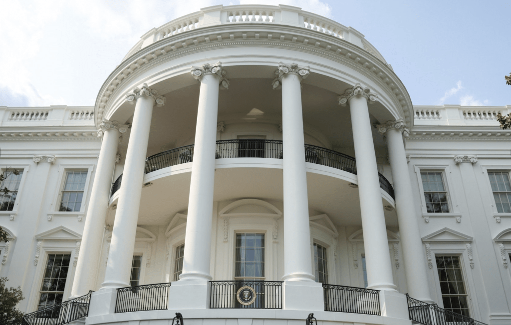 白宫在周五中午删除相关内容，并解释是一名白宫职员「错误发布」。