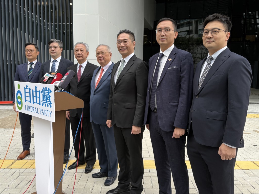 發及零售界議員邵家輝爭取連任,從事飲食業的南區區議員梁進從張宇人手中接棒,出戰飲食界。 發及零售界議員邵家輝爭取連任,從事飲食業的南區區議員梁進從張宇人手中接棒,出戰飲食界。