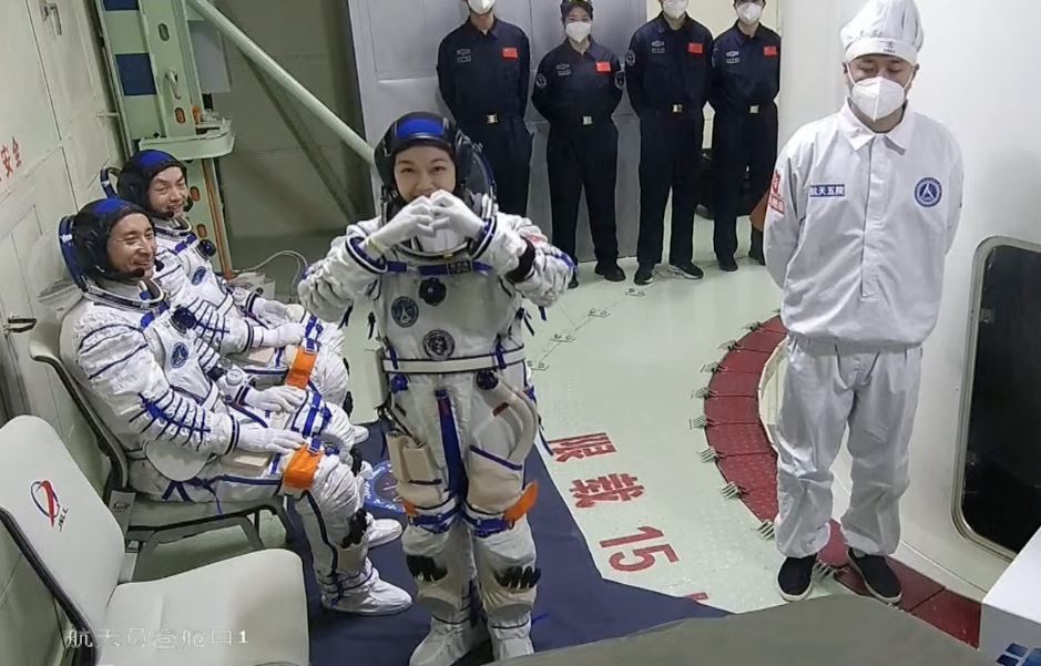 黎家盈向镜头比爱心手势。央视截图