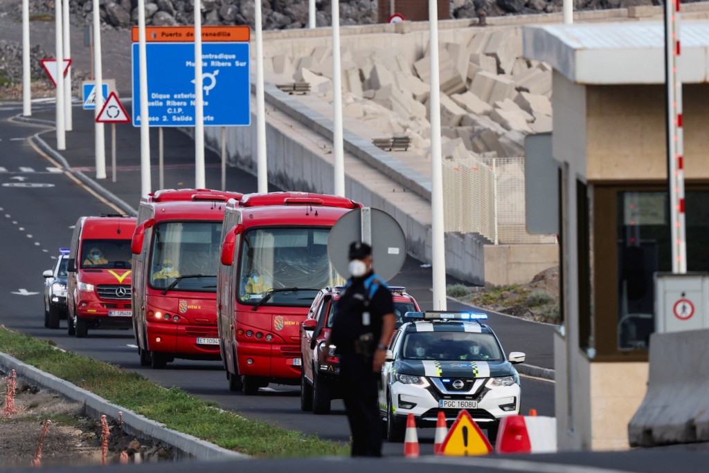 最後一批共28名乘客及船員隨即下船，並轉乘飛機前往荷蘭，其中包括部分原計劃前往澳洲的旅客。路透社