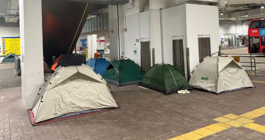 西貢區議員張美雄透露7月曾發現平日及假日逾30多個外傭的帳篷霸佔位置。張美雄提供 西貢區議員張美雄透露7月曾發現平日及假日逾30多個外傭的帳篷霸佔位置。張美雄提供
