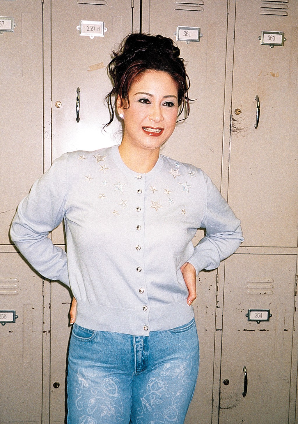 甄妮于1992年发掘王馨平当歌手，并担任对方的经理人。