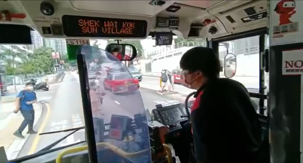 巴士司機停車落車視察情況。片段截圖