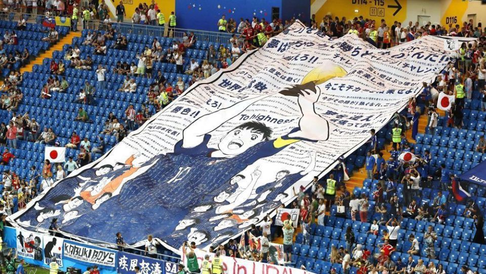 2018年世界盃，日本球迷高舉《足球小將》大空翼巨幅海報，為日本隊加油打氣。 AP