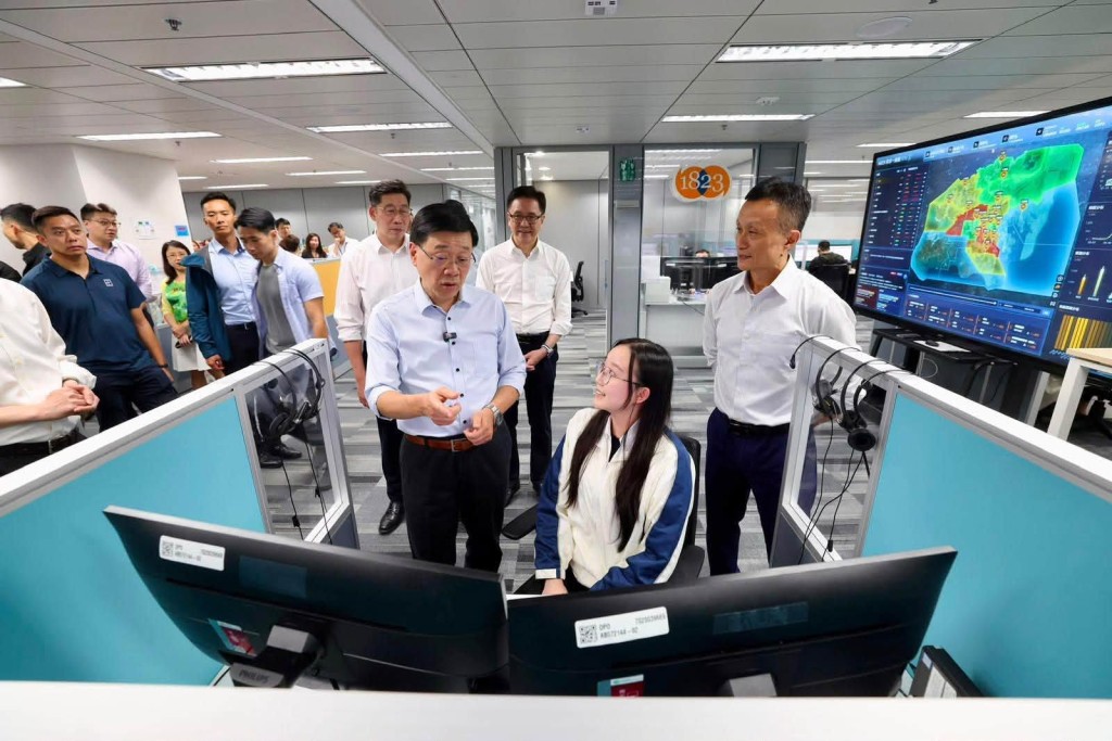 李家超轉到政府1823聯絡中心,了解中心應用AI科技,處理市民查詢和求助投訴的情況。李家超FB圖片 李家超轉到政府1823聯絡中心,了解中心應用AI科技,處理市民查詢和求助投訴的情況。李家超FB圖片