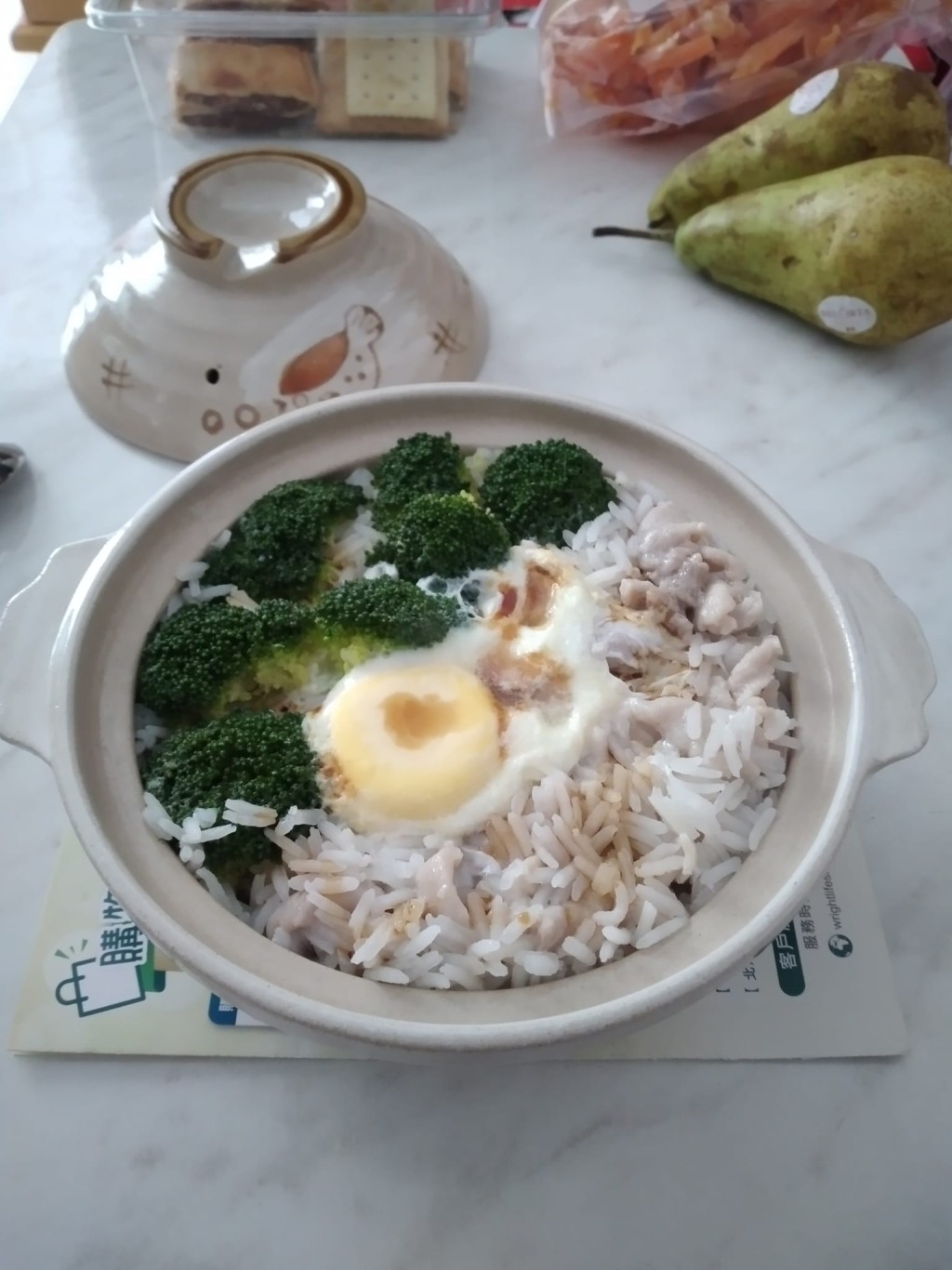 西兰花 猪肉片 太阳蛋 煲仔饭（图片来源：Facebook@香港茶餐厅及美食关注组）