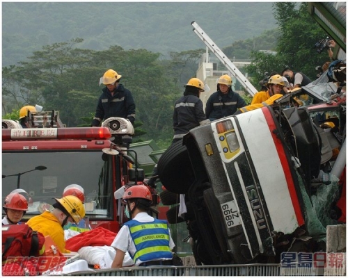 旅巴車頂損毀嚴重,壓入車廂之內。資料圖片