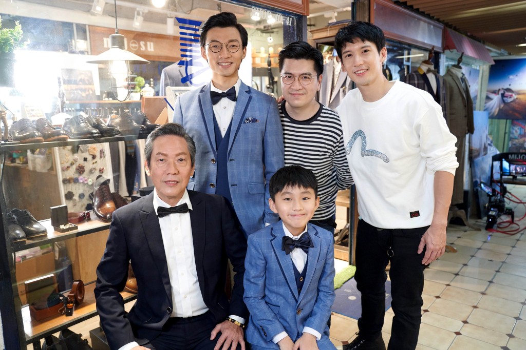 Kenny邀來陳詠燊（後中）執導，以及陳湛文（後左）演出。
