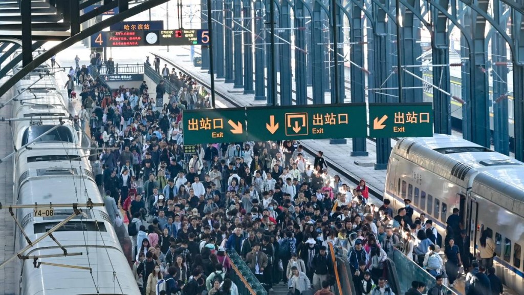 國慶中秋長假期間,有8.88億人次出門國內遊。新華社