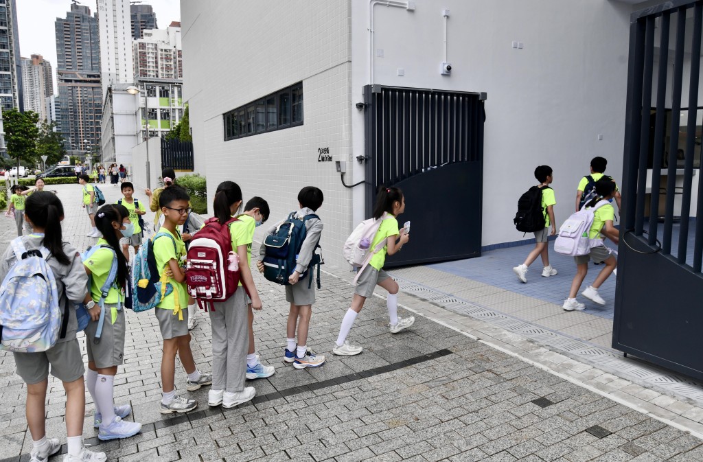 削減津貼下 ,學校可能會聘請少一些校工,以及課外活動不能用校內資源,令部分活動要收費等。資料圖片 削減津貼下 ,學校可能會聘請少一些校工,以及課外活動不能用校內資源,令部分活動要收費等。資料圖片