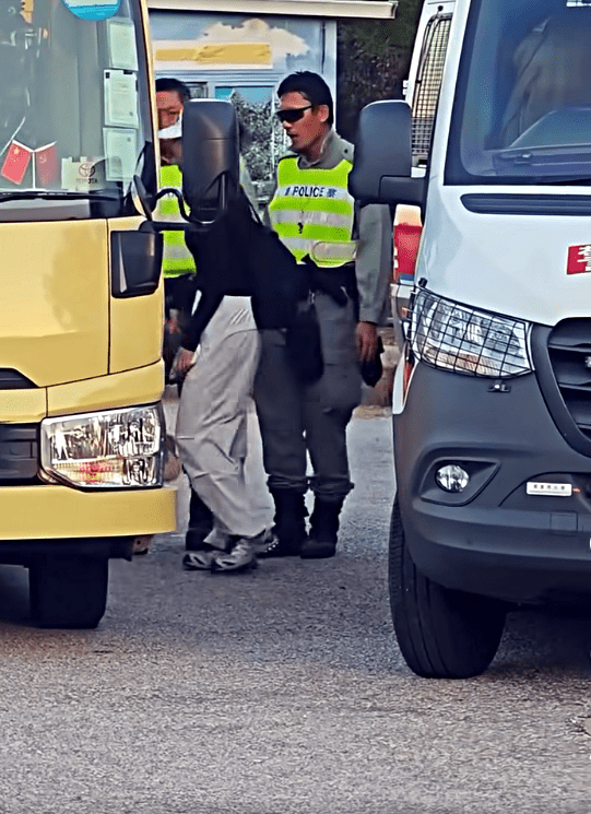 有遊客包小巴離去。fb：車cam L（香港群組）