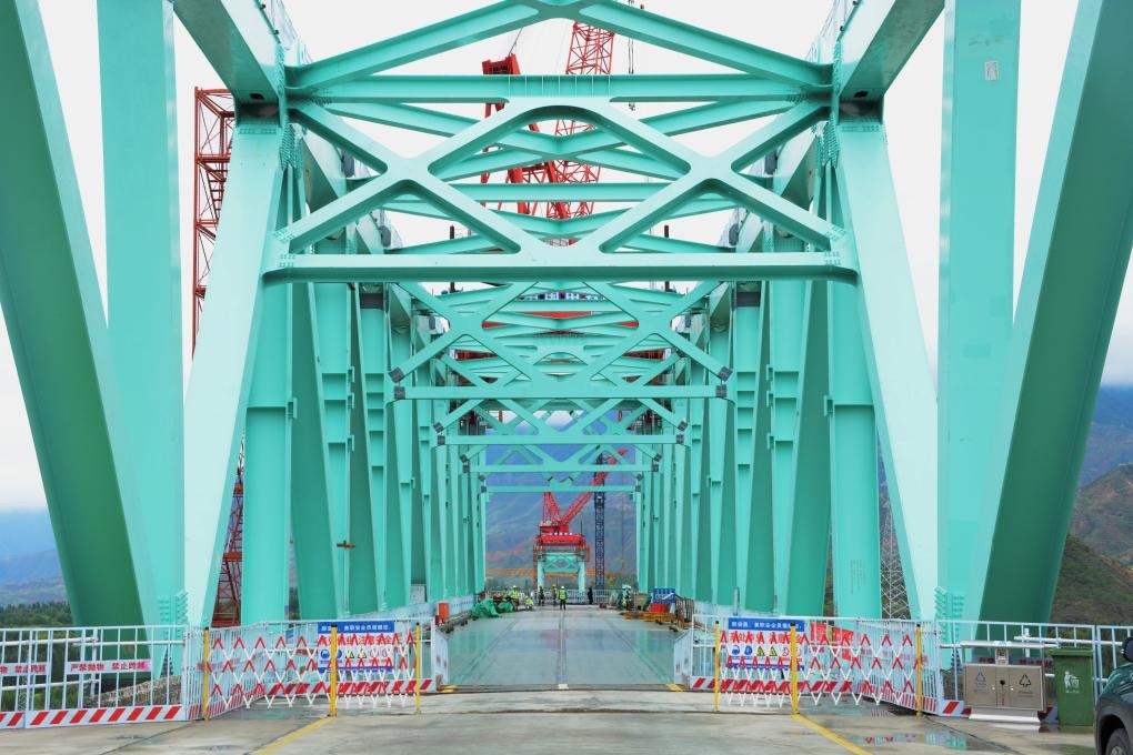 去年施工中的尖扎黃河特大橋。 新華社資料圖片 去年施工中的尖扎黃河特大橋。 新華社資料圖片