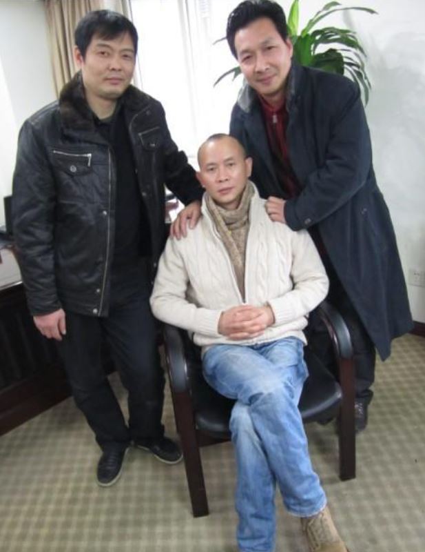 策划组织性勒索重庆官员的萧烨（中）。网络图片