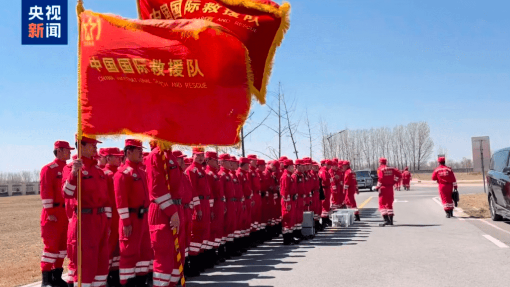 中國國際救援隊抵達緬甸內比都軍用機場。央視圖片