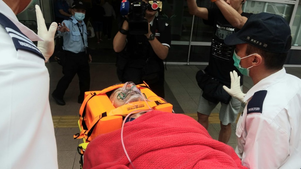 兩名工人送往瑪嘉烈醫院治理。