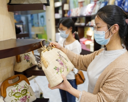 浙江、江西及甘肅省隴南市相繼推行2.5天假期希望藉此刺激消費。(新華社照片)