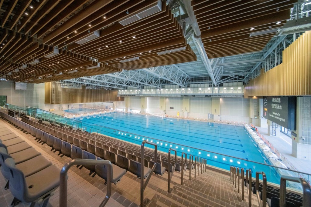 港鐵公司亦為居民全面升級泳池設施，包括增設全天候室內暖水池，將室內觀眾看台座位數目增加近一倍。