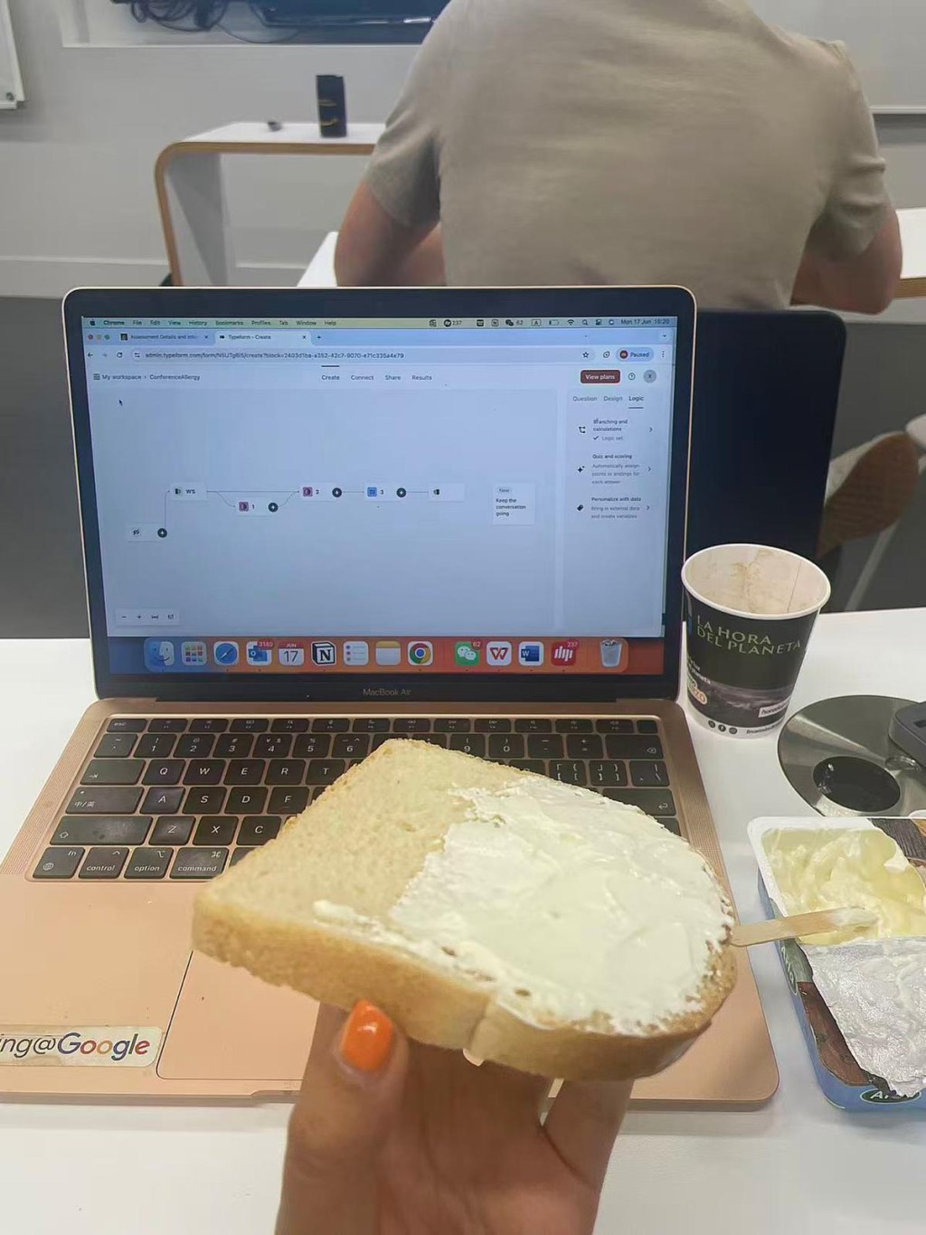 在香港，她亦投递了逾300份简历，最后有面试机会的不到10个，且均无后续进展。