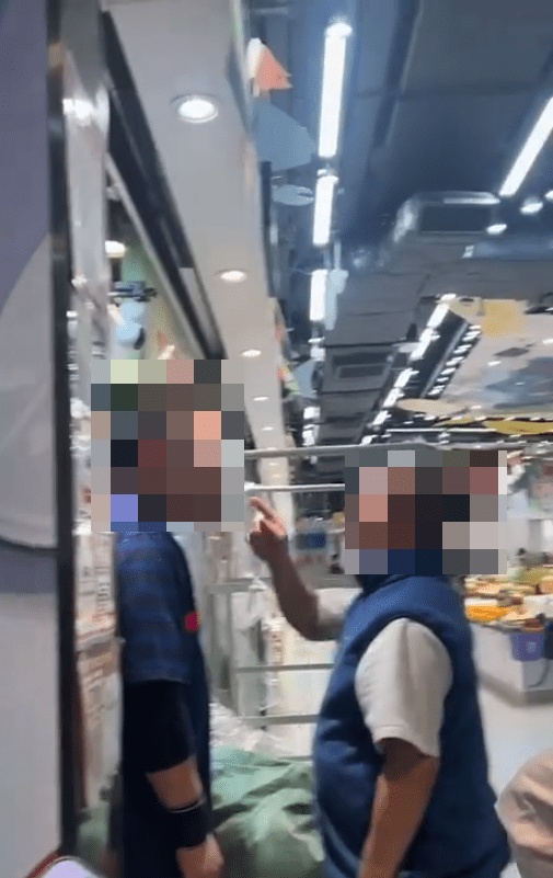 老伯因不懂掃「二維碼（QR Code）」無法取貨，「爆粗」責罵店員。Threads圖片