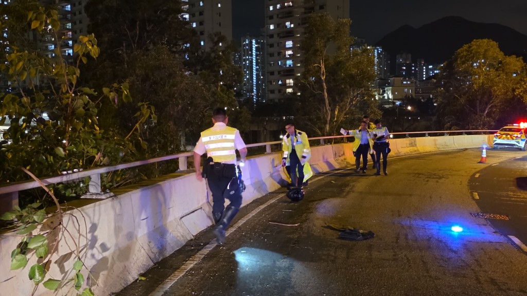 警員在橋面蒐證。 警員在橋面蒐證。